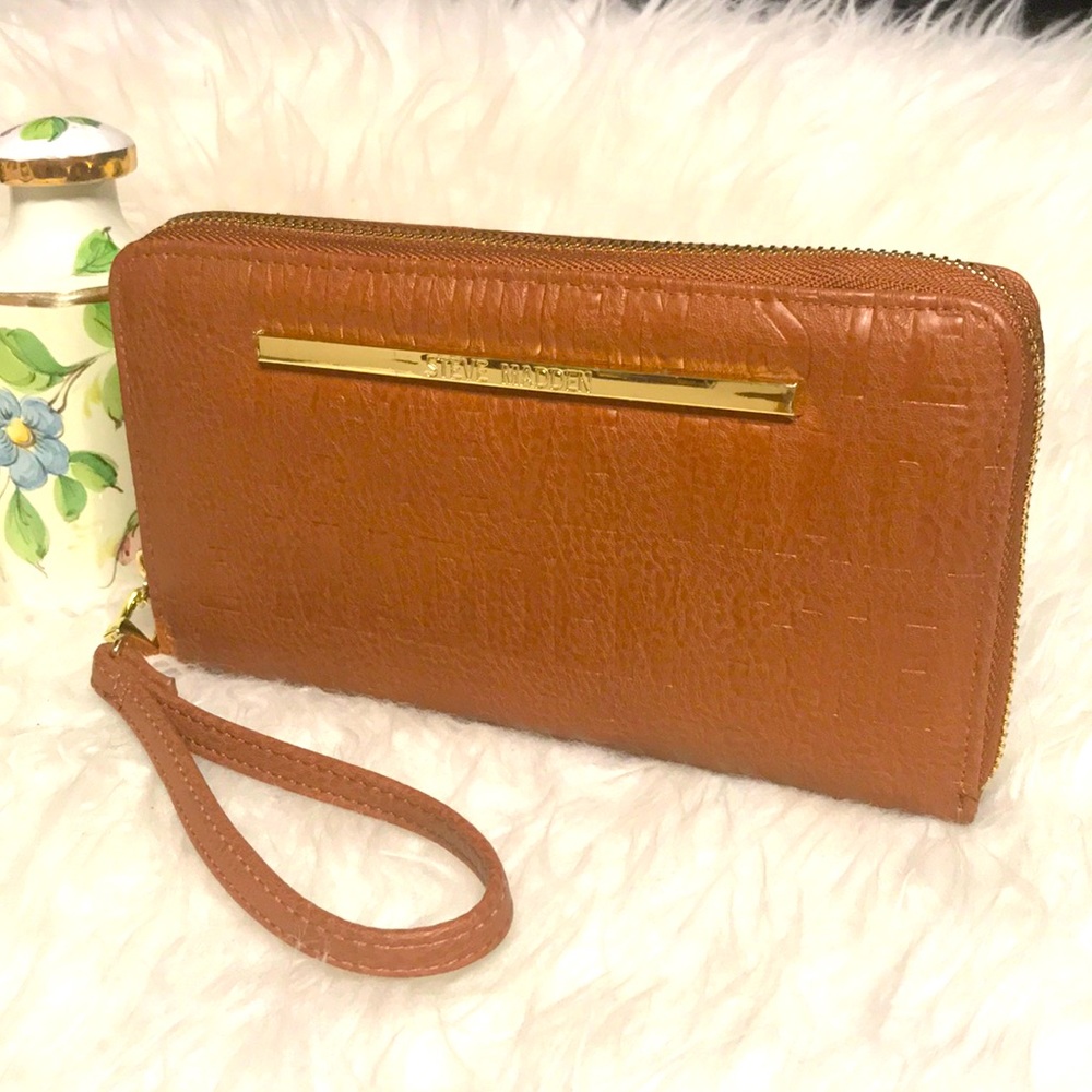 Steve Madden Womens Logo Zip Around Wallet Cognac.